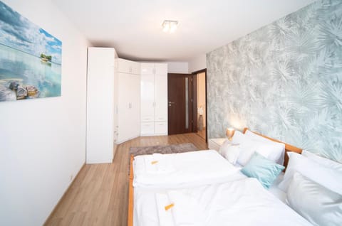 Bed, Bedroom, towels