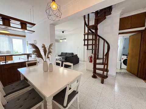 Seating area, Dining area