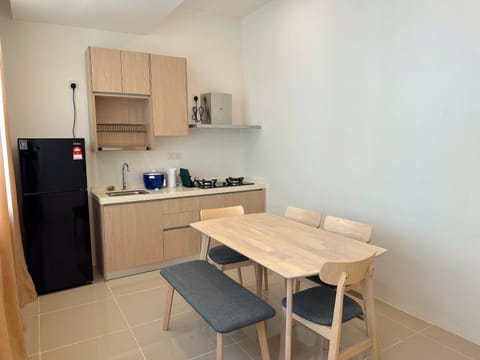 Kitchen or kitchenette, Dining area, stove