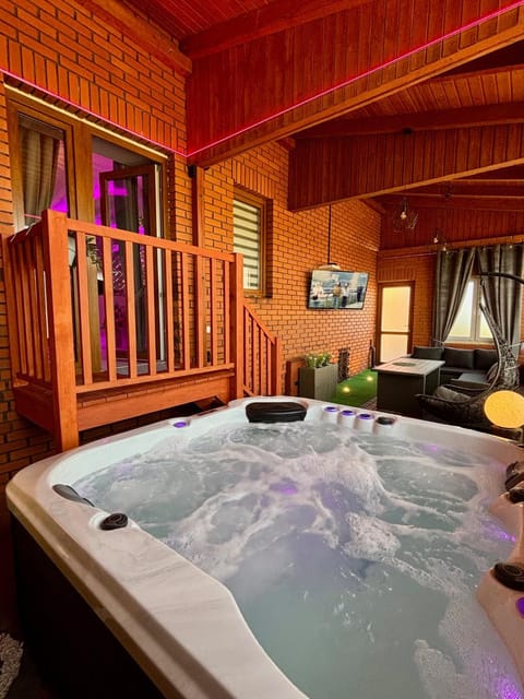 Property building, Hot Tub, TV and multimedia, Balcony/Terrace, Living room, Seating area