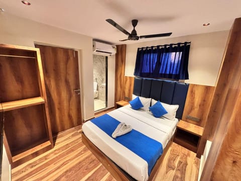 Bed, Photo of the whole room, Bedroom, fireplace, wardrobe, air conditioner