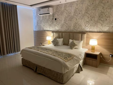 Bed, Photo of the whole room, Bedroom, air conditioner