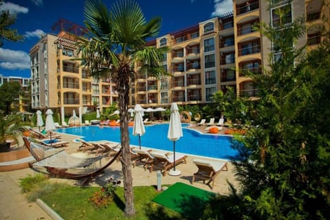 Property building, Day, Garden, Swimming pool, sunbed
