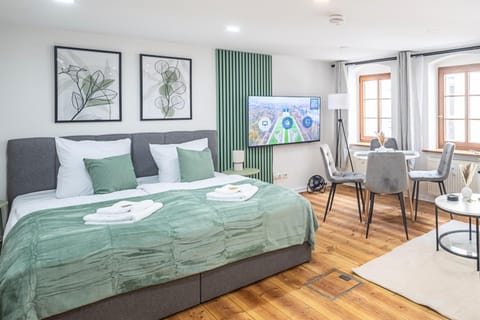 Bed, TV and multimedia, Living room