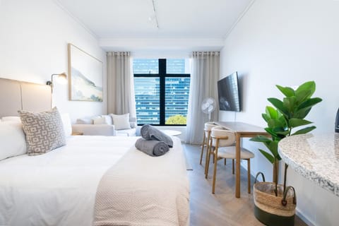 Bed, TV and multimedia, Living room, Photo of the whole room, Dining area, City view