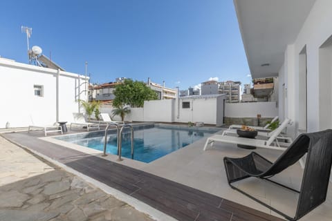 Luxsuites Villa in Chania