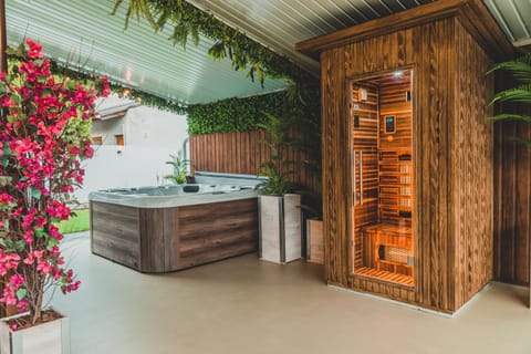 Property building, Hot Tub, Sauna