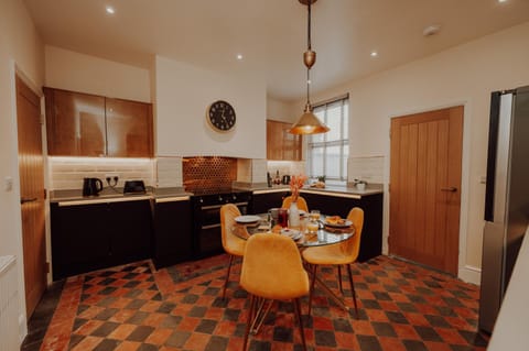 Coffee/tea facilities, Kitchen or kitchenette, Dining area, oven, pet friendly, stove, toaster