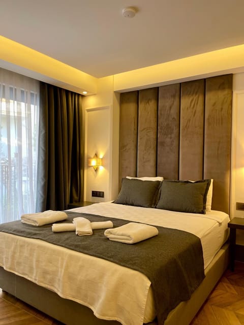 Bed, Bedroom, towels