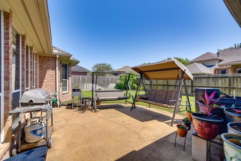 Patio, BBQ and Yard Family Retreat in Pearland House in Pearland