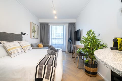 Bed, TV and multimedia, Photo of the whole room