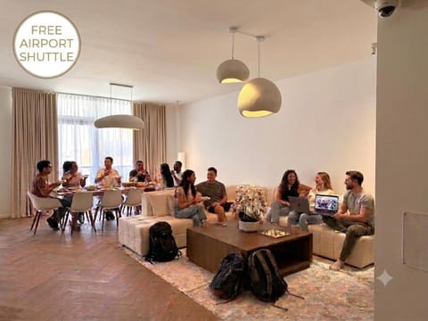 Communal lounge/ TV room, Coffee/tea facilities, Living room, Guests, group of guests
