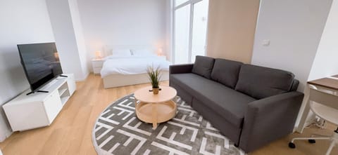 Bed, TV and multimedia, Living room, Seating area, Evening entertainment, Bedroom