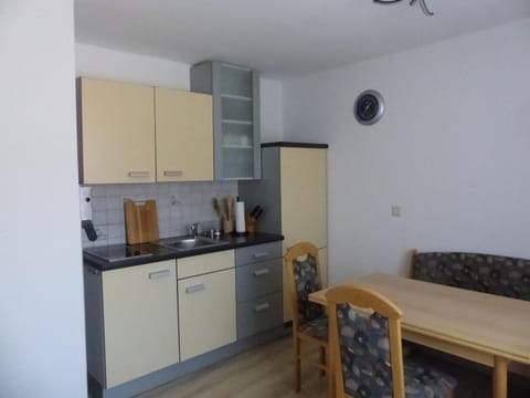 Kitchen or kitchenette, Dining area, stove