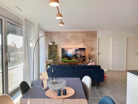 TV and multimedia, Living room, Seating area, Dining area