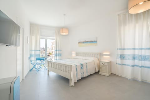 Property building, Bed, TV and multimedia, Photo of the whole room, Bedroom, Breakfast, towels, air conditioner