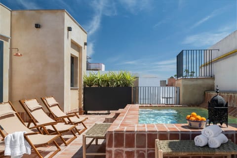 Swimming pool, sunbed
