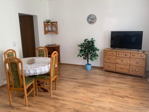 Communal lounge/ TV room, TV and multimedia, Dining area, Evening entertainment