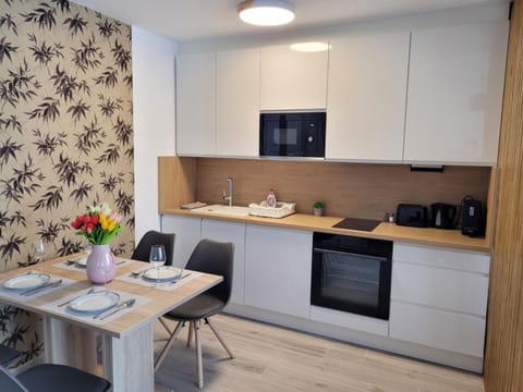 Coffee/tea facilities, Kitchen or kitchenette, oven, stove, toaster