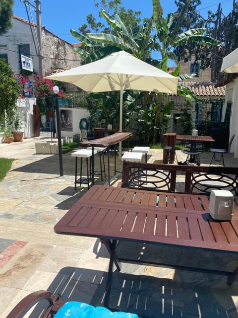 Property building, Patio, Restaurant/places to eat, Day, Breakfast