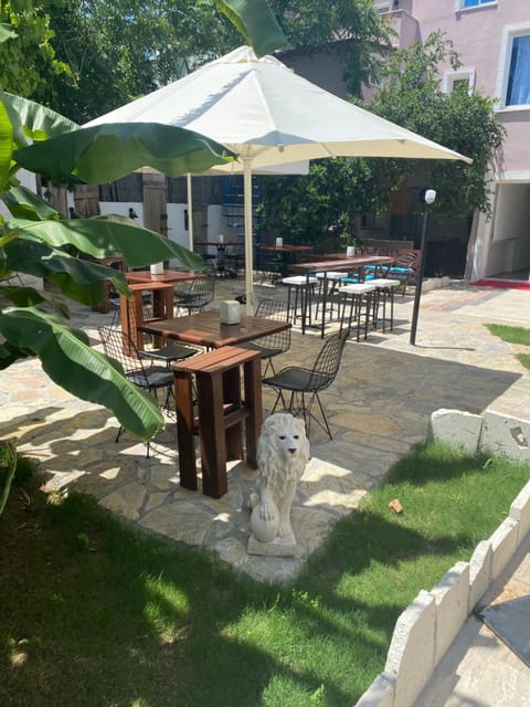 Property building, Restaurant/places to eat, Breakfast