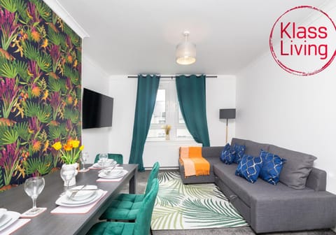 TV and multimedia, Living room, Decorative detail, Seating area, Dining area, Guests, group of guests, Family