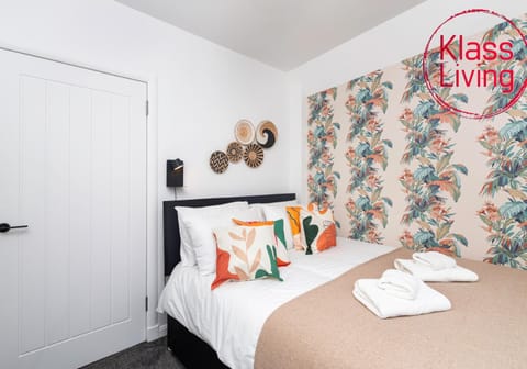 Bed, Decorative detail, Bedroom, Guests, group of guests, cot, Family