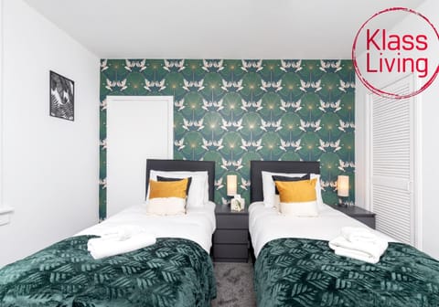 Bed, Decorative detail, Bedroom, Guests, group of guests, cot, Family