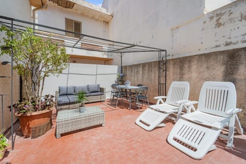 Property building, Balcony/Terrace, Living room