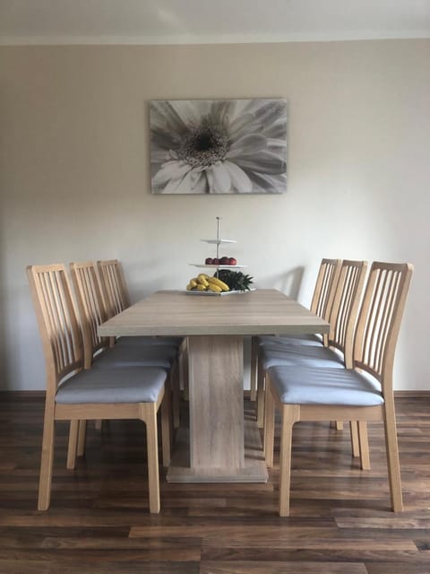 Seating area, Dining area