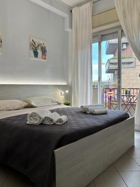 Bed, Balcony/Terrace, Photo of the whole room, Bedroom, towels