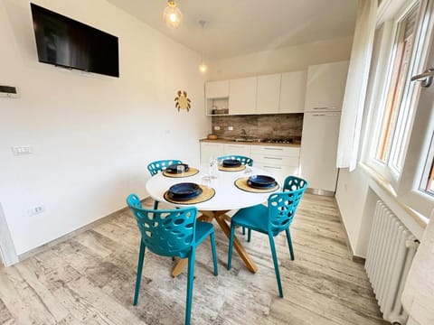 TV and multimedia, Living room, Seating area, Dining area, stove