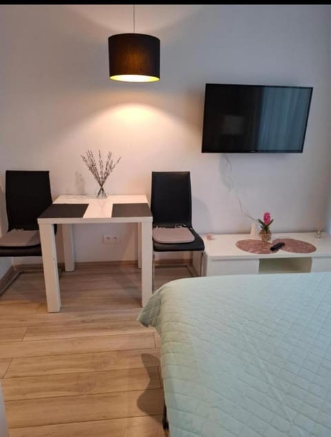 TV and multimedia, Living room, Seating area, Bedroom