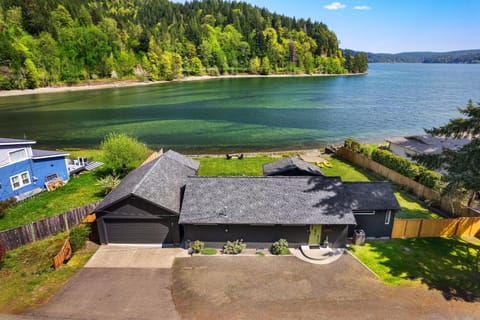 Seal Cove House in Lilliwaup