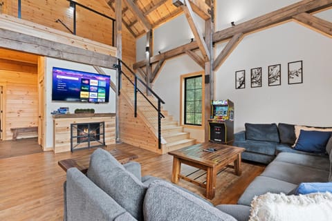 Mountain Views, Hot Tub, Trails, Waterfront Chalet in Plymouth