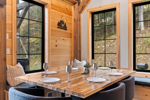 Mountain Views, Hot Tub, Trails, Waterfront Chalet in Plymouth