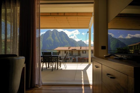 View (from property/room), Balcony/Terrace, Dining area