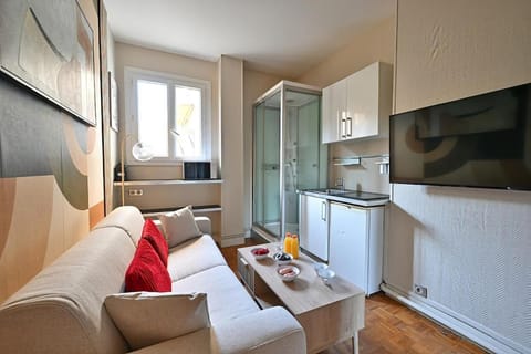 Kitchen or kitchenette, Living room, Seating area