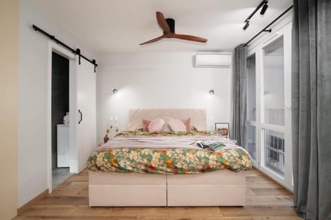 Bed, Photo of the whole room, Bedroom, air conditioner