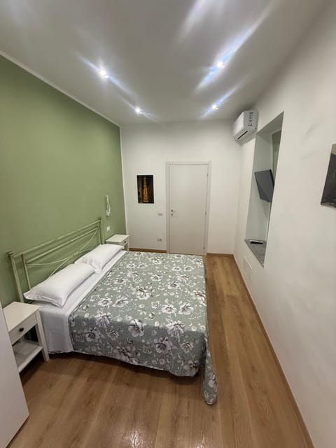 Bed, TV and multimedia, Photo of the whole room, Bedroom, wardrobe