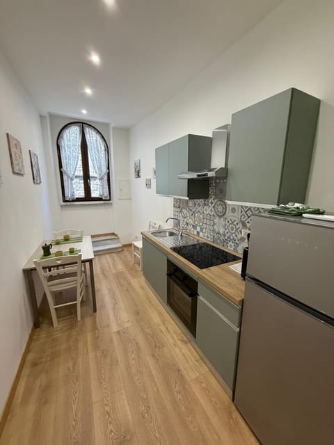 Kitchen or kitchenette, Dining area, oven, stove