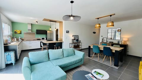 Kitchen or kitchenette, Living room, Dining area, oven, stove