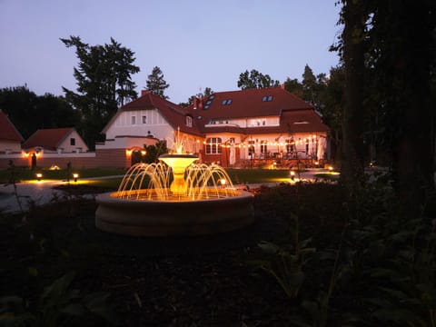 Property building, Restaurant/places to eat, Garden, Garden view, Breakfast, furniture