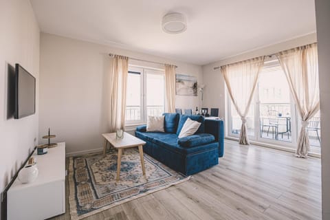 Bed, TV and multimedia, Living room, Photo of the whole room, Seating area, Evening entertainment