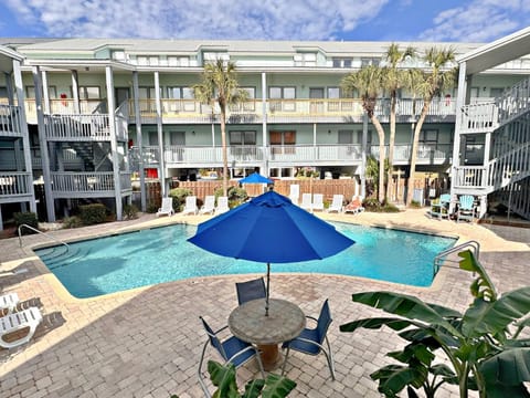 Property building, Day, Pool view, Swimming pool, Swimming pool, sunbed