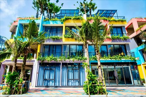 Property building, Spring, Day, Garden, Balcony/Terrace