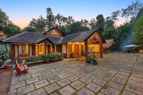 Property building, Patio, Day, Garden, Garden view, Parking