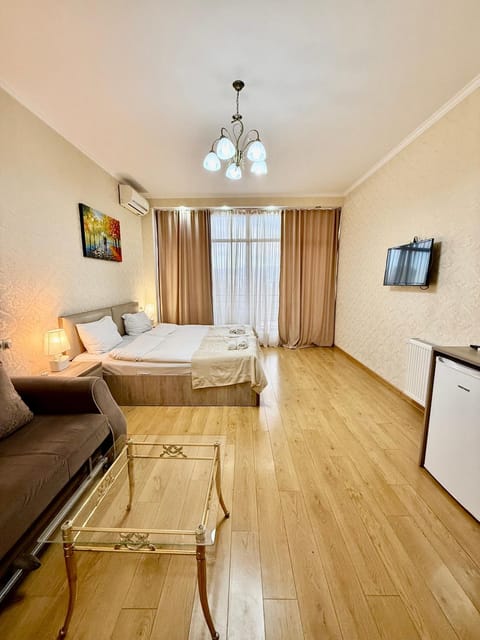 Bed, TV and multimedia, Seating area, Bedroom