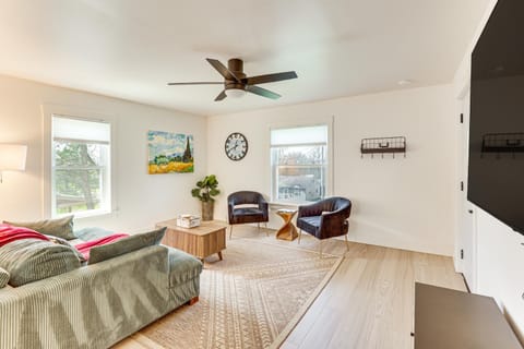 3 Mi to Downtown Youngstown Apt with Deck! Apartment in Youngstown