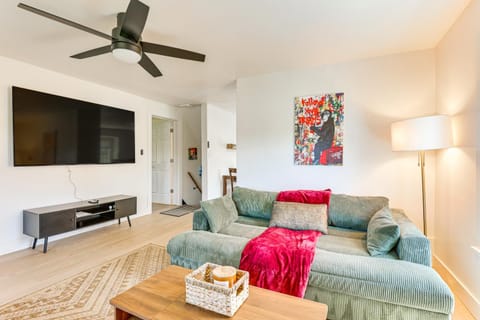 3 Mi to Downtown Youngstown Apt with Deck! Apartment in Youngstown